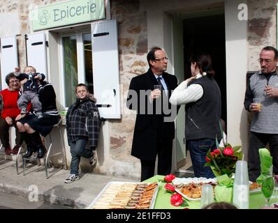 Francois Hollande inaudition ure une epicerie bar dans le Village de Saint Bonnet l' Enfantier sur sa circoncription de Correze, en France, le 20 Mars 2011. Foto von Jean-Luc Luyssen/ABACAPRESS.COM Stockfoto