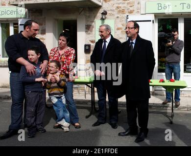 Francois Hollande inaudition ure une epicerie bar dans le Village de Saint Bonnet l' Enfantier sur sa circoncription de Correze, en France, le 20 Mars 2011. Foto von Jean-Luc Luyssen/ABACAPRESS.COM Stockfoto