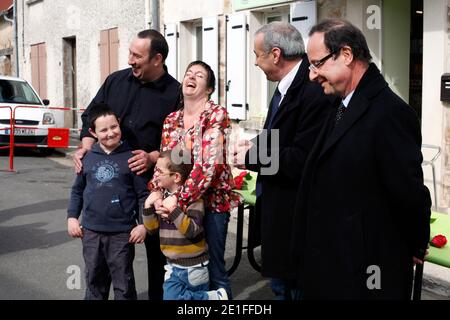 Francois Hollande inaudition ure une epicerie bar dans le Village de Saint Bonnet l' Enfantier sur sa circoncription de Correze, en France, le 20 Mars 2011. Foto von Jean-Luc Luyssen/ABACAPRESS.COM Stockfoto