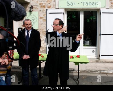 Francois Hollande inaudition ure une epicerie bar dans le Village de Saint Bonnet l' Enfantier sur sa circoncription de Correze, en France, le 20 Mars 2011. Foto von Jean-Luc Luyssen/ABACAPRESS.COM Stockfoto