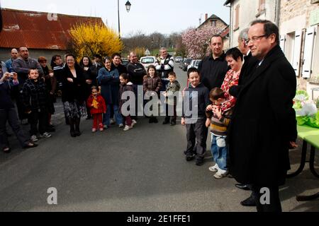 Francois Hollande inaudition ure une epicerie bar dans le Village de Saint Bonnet l' Enfantier sur sa circoncription de Correze, en France, le 20 Mars 2011. Foto von Jean-Luc Luyssen/ABACAPRESS.COM Stockfoto