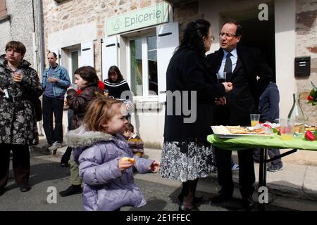 Francois Hollande inaudition ure une epicerie bar dans le Village de Saint Bonnet l' Enfantier sur sa circoncription de Correze, en France, le 20 Mars 2011. Foto von Jean-Luc Luyssen/ABACAPRESS.COM Stockfoto