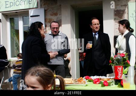 Francois Hollande inaudition ure une epicerie bar dans le Village de Saint Bonnet l' Enfantier sur sa circoncription de Correze, en France, le 20 Mars 2011. Foto von Jean-Luc Luyssen/ABACAPRESS.COM Stockfoto