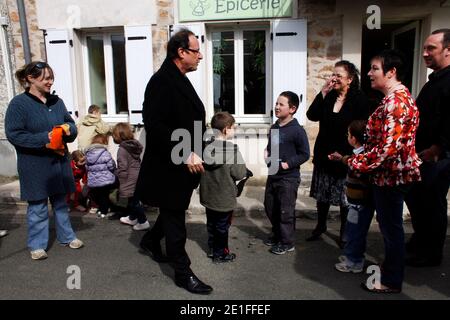 Francois Hollande inaudition ure une epicerie bar dans le Village de Saint Bonnet l' Enfantier sur sa circoncription de Correze, en France, le 20 Mars 2011. Foto von Jean-Luc Luyssen/ABACAPRESS.COM Stockfoto