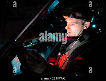 Aviation Electrician's Mate 2nd Class Joseph Fremen, dem Helicopter Sea Combat Squadron (HSC) 22 zugeordnet, kalibriert das nach vorne gerichtete Infrarot (FLIR)-System eines MH-60S Sea Hawk Hubschraubers auf dem Flugdeck des amphibischen Sturmschiffs USS Kearsarge (LHD 3), das die Operation Odyssey Dawn unterstützt. Joint Task Force Odyssey Dawn ist die United Africa Command Task Force, die zur Bereitstellung operativer und taktischer Kommandos und Kontrolle der US-Streitkräfte gegründet wurde, um die internationale Reaktion auf die Unruhen in Libyen und die Durchsetzung der Resolution des Sicherheitsrates der Vereinten Nationen (UNSCR) 1973 zu unterstützen. Mediter Stockfoto