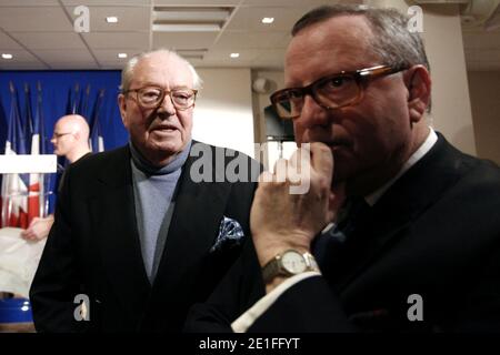 Der ehemalige Präsident Jean-Marie Le Pen National Front politische Partei und Französisch Front National (FN) rechtsextremen Partei Berater Alain Vizier spricht während der Pressekonferenz der französischen rechtsextremen National Front politischen Parteivorsitzenden Marine Le Pen am National Front Hauptquartier am Ende der ersten Runde der Kantonale Wahlen in Nanterre, bei Paris, Frankreich, am 20. märz 2011. Foto von Stephane Lemouton/ABACAPRESS.COM Stockfoto