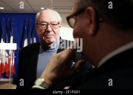 Der ehemalige Präsident Jean-Marie Le Pen National Front politische Partei und Französisch Front National (FN) rechtsextremen Partei Berater Alain Vizier spricht während der Pressekonferenz der französischen rechtsextremen National Front politischen Parteivorsitzenden Marine Le Pen am National Front Hauptquartier am Ende der ersten Runde der Kantonale Wahlen in Nanterre, bei Paris, Frankreich, am 20. märz 2011. Foto von Stephane Lemouton/ABACAPRESS.COM Stockfoto