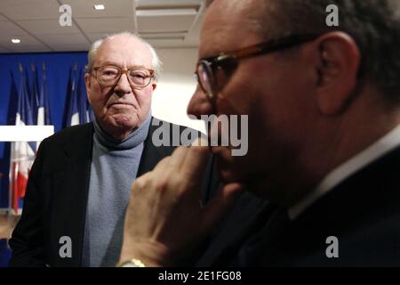 Der ehemalige Präsident Jean-Marie Le Pen National Front politische Partei und Französisch Front National (FN) rechtsextremen Partei Berater Alain Vizier spricht während der Pressekonferenz der französischen rechtsextremen National Front politischen Parteivorsitzenden Marine Le Pen am National Front Hauptquartier am Ende der ersten Runde der Kantonale Wahlen in Nanterre, bei Paris, Frankreich, am 20. märz 2011. Foto von Stephane Lemouton/ABACAPRESS.COM Stockfoto