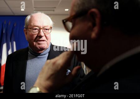 Der ehemalige Präsident Jean-Marie Le Pen National Front politische Partei und Französisch Front National (FN) rechtsextremen Partei Berater Alain Vizier spricht während der Pressekonferenz der französischen rechtsextremen National Front politischen Parteivorsitzenden Marine Le Pen am National Front Hauptquartier am Ende der ersten Runde der Kantonale Wahlen in Nanterre, bei Paris, Frankreich, am 20. märz 2011. Foto von Stephane Lemouton/ABACAPRESS.COM Stockfoto