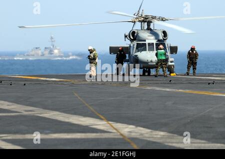 Ein SH-60F Sea Hawk Hubschrauber, der dem Black Knights of Helicopter Anti-Submarine Squadron (HS) 4 zugeteilt wurde, bereitet sich auf den Start vom Flugzeugträger USS Ronald Reagan (CVN 76) vor, um am 18. März 2011 Nahrungsmittel und humanitäre Hilfsgüter zu transportieren. Ronald Reagan ist vor der japanischen Küste tätig und leistet humanitäre Hilfe, wie sie von der Operation Tomodachi geleitet wird. Foto von MC2 Patricia R. Totemeier/NVNS/ABACAPRESS.COM Stockfoto