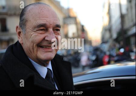 Der ehemalige französische Präsident Jacques Chirac ist zu sehen, als er am 21. März 2011 das Restaurant L’Avenue in Paris verlässt. Foto von Mousse/ABACAPRESS.COM Stockfoto