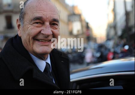 Der ehemalige französische Präsident Jacques Chirac ist zu sehen, als er am 21. März 2011 das Restaurant L’Avenue in Paris verlässt. Foto von Mousse/ABACAPRESS.COM Stockfoto