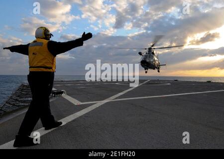 Ein Rettungshubschrauber der französischen Marine AS365 F Dauphin vom französischen Flugzeugträger Charles de Gaulle (R91) landet an Bord des amphibischen Kommandoschiffs USS Mount Whitney (LCC/JCC 20). Charles de Gaulle ist im Mittelmeer tätig und unterstützt die koalitionsgeführten Operationen als Reaktion auf die Krise in Libyen. Mittelmeer, 21. März 2011. Foto von NVNS/ABACAPRESS.COM Stockfoto