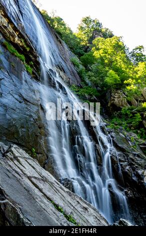 Die 404 Fuß Hickory Nut Falls in Chimney Rock, North Carolina. Stockfoto