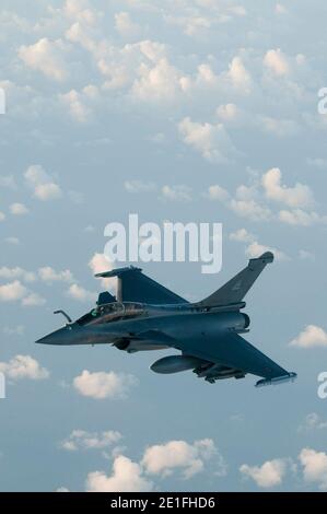 Das französische Kampfflugzeug Rafale hebt am 19. März 2011 vom Militärstützpunkt Istres in Ostfrankreich ab, um Libyen nach der Resolution des UN-Sicherheitsrates zu überfliegen. Foto von ECPAD/ABACAPRESS.COM Stockfoto