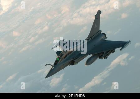 Das französische Kampfflugzeug Rafale hebt am 19. März 2011 vom Militärstützpunkt Istres in Ostfrankreich ab, um Libyen nach der Resolution des UN-Sicherheitsrates zu überfliegen. Foto von ECPAD/ABACAPRESS.COM Stockfoto