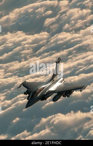 Das französische Kampfflugzeug Rafale hebt am 19. März 2011 vom Militärstützpunkt Istres in Ostfrankreich ab, um Libyen nach der Resolution des UN-Sicherheitsrates zu überfliegen. Foto von ECPAD/ABACAPRESS.COM Stockfoto