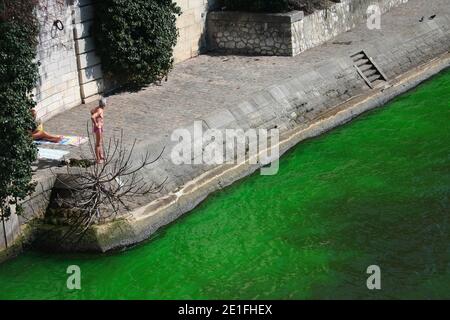 Umwelt-Mitarbeiter kippen ein fluoreszierendes Produkt in die seine, Paris, Frankreich am 22. März 2011, im Rahmen der Feierlichkeiten zum Weltwassertag. Die Nahrungsmittelagentur der Vereinten Nationen hat heute den Weltwassertag begangen und neue und innovative Ansätze gefordert, um den Bewohnern von Entwicklungsländern den Zugang zu sicherer und angemessener Wasserversorgung zu ermöglichen. Foto von David Fritz/ABACAPRESS.COM Stockfoto