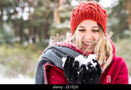 Porträt der glückliche junge Frau spielt mit Schnee im Winter, Schneeflocken zu Kamera, kopieren Raum Stockfoto