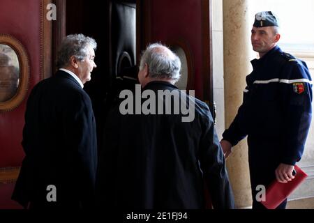 Le chanteur francais Pierre Perret arrive au Palais de Justice de Paris, France la 23 Mars 2011 pour le 2e jour de son proces devant la 17e chambre du Tribunal correctionnel de Paris. UN proces qui opponate Pierre Perret et le Nouvel Observateur concernant les Relations entre chanteur Pierre Perret et l'ecrivain Paul Leataud. La journaliste Sophie Delassein avait signe dans l hebdomadaire en janvier 2009 un article ou elle accusait Pierre Perret de mentir sur sa rencontre dans les annees 1950 avec Paul Leautaud. Foto von Stephane Lemouton/ABACAPRESS.COM Stockfoto