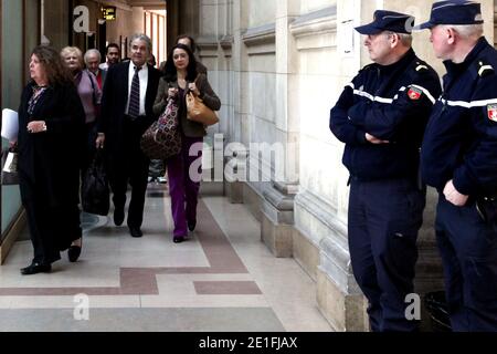 Le chanteur francais Pierre Perret arrive au Palais de Justice de Paris, France la 23 Mars 2011 pour le 2e jour de son proces devant la 17e chambre du Tribunal correctionnel de Paris. UN proces qui opponate Pierre Perret et le Nouvel Observateur concernant les Relations entre chanteur Pierre Perret et l'ecrivain Paul Leataud. La journaliste Sophie Delassein avait signe dans l hebdomadaire en janvier 2009 un article ou elle accusait Pierre Perret de mentir sur sa rencontre dans les annees 1950 avec Paul Leautaud. Foto von Stephane Lemouton/ABACAPRESS.COM Stockfoto