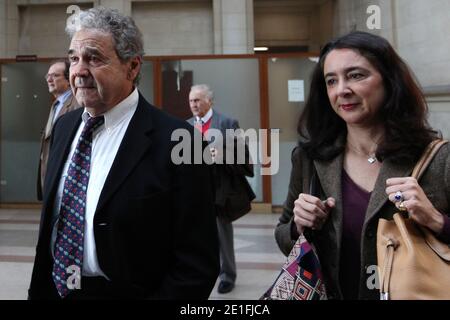 Le chanteur francais Pierre Perret arrive au Palais de Justice de Paris, France la 23 Mars 2011 pour le 2e jour de son proces devant la 17e chambre du Tribunal correctionnel de Paris. UN proces qui opponate Pierre Perret et le Nouvel Observateur concernant les Relations entre chanteur Pierre Perret et l'ecrivain Paul Leataud. La journaliste Sophie Delassein avait signe dans l hebdomadaire en janvier 2009 un article ou elle accusait Pierre Perret de mentir sur sa rencontre dans les annees 1950 avec Paul Leautaud. Foto von Stephane Lemouton/ABACAPRESS.COM Stockfoto