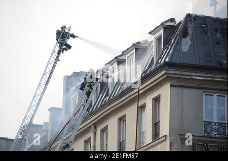 Les Pompiers de Paris ont du intervenir pour eteindre l'incendie qui a pris au Best Western Hotel La Tour Notre Dame rue Saint Jacques a Paris, Frankreich 25 Mars 2011. Photo Mousse/ABACAPRESS.COM Stockfoto