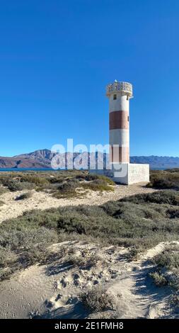 Alter klassischer runder rot-weißer Leuchtturm am Meer Von cortez Stockfoto