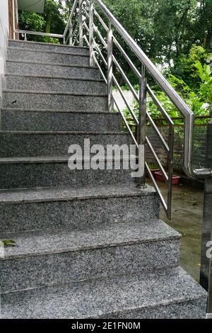 Eine Nahaufnahme der Granittreppe mit Stahlgeländern. Stockfoto