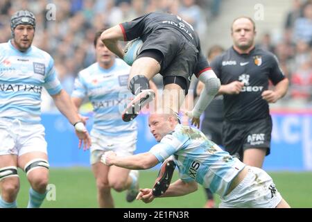 Dan Scarbrough von Racing-Metro kämpft am 26. März 2011 im Stade de France in St-Denis in der Nähe von Paris gegen Vincent Clerc von Toulouse während des französischen Top 14 Rugby-Spiels Racing-Metro gegen Toulouse. Racing-Metro gewann 43-21. Foto von Henri Szwarc/ABACAPRESS.COM Stockfoto