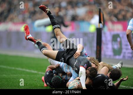 Francois Steyn von Racing-Metro kämpft am 26. März 2011 im Stade de France in St-Denis bei Paris gegen Vincent Clerc von Toulouse während des französischen Top 14 Rugby-Spiels Racing-Metro gegen Toulouse. Racing-Metro gewann 43-21. Foto von Henri Szwarc/ABACAPRESS.COM Stockfoto