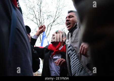 Treffen zur Unterstützung der libyschen Revolution am 26. März 2011 auf dem Place de la Republique in Paris, Frankreich. Foto von David Fritz/ABACAPRESS.COM Stockfoto