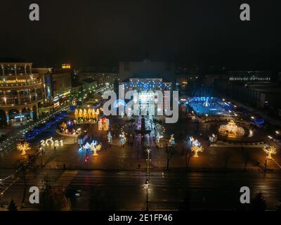 Straßenbeleuchtung während der Neujahr Feier in zentralen Theaterplatz in Kursk, Russland, 01. Januar 2021, Luftaufnahme. Stockfoto