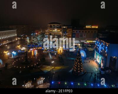 Straßenbeleuchtung während der Neujahr Feier in zentralen Theaterplatz in Kursk, Russland, 01. Januar 2021, Luftaufnahme. Stockfoto