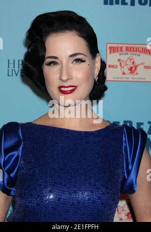 DITA von Teese bei der Ankunft zur Blue Ball Birthday Party von Perez Hilton in den Siren Studios in Hollywood, Los Angeles, CA, USA am 26. März 2011. Foto von Baxter/ABACAPRESS.COM Stockfoto