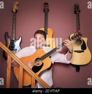 AUSSCHLUSSF. Frederic Bouraly, qui tient le role de Jose dans la Serie a succes de M6 'Scenes de Menages', nous recoit dans son Appartement Parisien. Acteur, scénariste, auteur et humoriste, il est aussi passionné de guitare et d'echecs. A Paris, France le 7 Mars 2011. Foto von Jerome Dominé/ABACAPRESS.COM Stockfoto