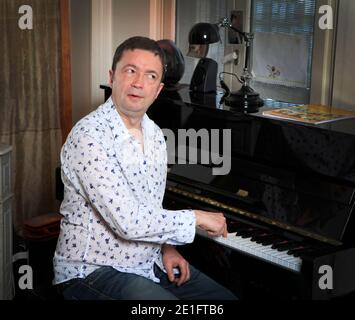 AUSSCHLUSSF. Frederic Bouraly, qui tient le role de Jose dans la Serie a succes de M6 'Scenes de Menages', nous recoit dans son Appartement Parisien. Acteur, scénariste, auteur et humoriste, il est aussi passionné de guitare et d'echecs. A Paris, France le 7 Mars 2011. Foto von Jerome Dominé/ABACAPRESS.COM Stockfoto