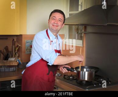 AUSSCHLUSSF. Frederic Bouraly, qui tient le role de Jose dans la Serie a succes de M6 'Scenes de Menages', nous recoit dans son Appartement Parisien. Acteur, scénariste, auteur et humoriste, il est aussi passionné de guitare et d'echecs. A Paris, France le 7 Mars 2011. Foto von Jerome Dominé/ABACAPRESS.COM Stockfoto