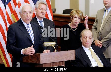 James 'Jim' Brady und seine Frau Sarah Brady nehmen an einer Pressekonferenz am 30. März 2011 am Tag des 30. Jahrestages der Erschießung des US-Präsidenten Ronald Reagan auf dem Capitol Hill in Washington, DC, USA Teil. Brady ist ehemaliger Assistent des Präsidenten und Pressesprecher des Weißen Hauses unter Präsident Reagan. Nach fast getötet und dauerhaft behindert als Folge eines Attentats auf Reagan in 1981, Brady wurde ein glühender Anhänger der Waffenkontrolle. Foto von Olivier Douliery/ABACAPRESS.COM Stockfoto