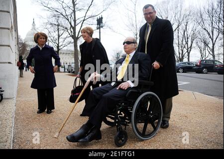 James 'Jim' Brady und seine Frau Sarah Brady kommen am 30. März 2011 auf dem Capitol Hill an, um an einer Pressekonferenz am 30. Jahrestag der Erschießung des US-Präsidenten Ronald Reagan in Washington, DC, USA teilzunehmen. Brady ist ehemaliger Assistent des Präsidenten und Pressesprecher des Weißen Hauses unter Präsident Reagan. Nach fast getötet und dauerhaft behindert als Folge eines Attentats auf Reagan in 1981, Brady wurde ein glühender Anhänger der Waffenkontrolle. Foto von Olivier Douliery/ABACAPRESS.COM Stockfoto