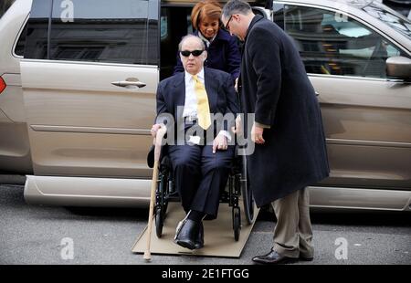 James 'Jim' Brady und seine Frau Sarah Brady kommen am 30. März 2011 auf dem Capitol Hill an, um an einer Pressekonferenz am 30. Jahrestag der Erschießung des US-Präsidenten Ronald Reagan in Washington, DC, USA teilzunehmen. Brady ist ehemaliger Assistent des Präsidenten und Pressesprecher des Weißen Hauses unter Präsident Reagan. Nach fast getötet und dauerhaft behindert als Folge eines Attentats auf Reagan in 1981, Brady wurde ein glühender Anhänger der Waffenkontrolle. Foto von Olivier Douliery/ABACAPRESS.COM Stockfoto