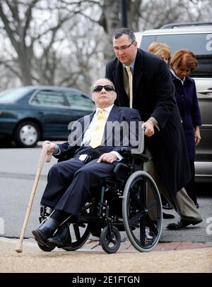 James 'Jim' Brady und seine Frau Sarah Brady kommen am 30. März 2011 auf dem Capitol Hill an, um an einer Pressekonferenz am 30. Jahrestag der Erschießung des US-Präsidenten Ronald Reagan in Washington, DC, USA teilzunehmen. Brady ist ehemaliger Assistent des Präsidenten und Pressesprecher des Weißen Hauses unter Präsident Reagan. Nach fast getötet und dauerhaft behindert als Folge eines Attentats auf Reagan in 1981, Brady wurde ein glühender Anhänger der Waffenkontrolle. Foto von Olivier Douliery/ABACAPRESS.COM Stockfoto