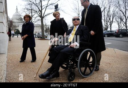 James 'Jim' Brady und seine Frau Sarah Brady kommen am 30. März 2011 auf dem Capitol Hill an, um an einer Pressekonferenz am 30. Jahrestag der Erschießung des US-Präsidenten Ronald Reagan in Washington, DC, USA teilzunehmen. Brady ist ehemaliger Assistent des Präsidenten und Pressesprecher des Weißen Hauses unter Präsident Reagan. Nach fast getötet und dauerhaft behindert als Folge eines Attentats auf Reagan in 1981, Brady wurde ein glühender Anhänger der Waffenkontrolle. Foto von Olivier Douliery/ABACAPRESS.COM Stockfoto