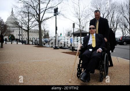 James 'Jim' Brady und seine Frau Sarah Brady kommen am 30. März 2011 auf dem Capitol Hill an, um an einer Pressekonferenz am 30. Jahrestag der Erschießung des US-Präsidenten Ronald Reagan in Washington, DC, USA teilzunehmen. Brady ist ehemaliger Assistent des Präsidenten und Pressesprecher des Weißen Hauses unter Präsident Reagan. Nach fast getötet und dauerhaft behindert als Folge eines Attentats auf Reagan in 1981, Brady wurde ein glühender Anhänger der Waffenkontrolle. Foto von Olivier Douliery/ABACAPRESS.COM Stockfoto