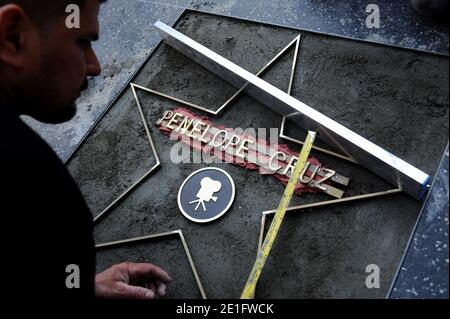 EXKLUSIV. The Making of Penelope Cruz Star auf dem Hollywood Walk of Fame befindet sich 6834 Hollywood blvd, vor dem El Capitan Theater. Los Angeles, CA, USA, März 2011. Foto von Lionel Hahn/AbacaUsa.com Stockfoto