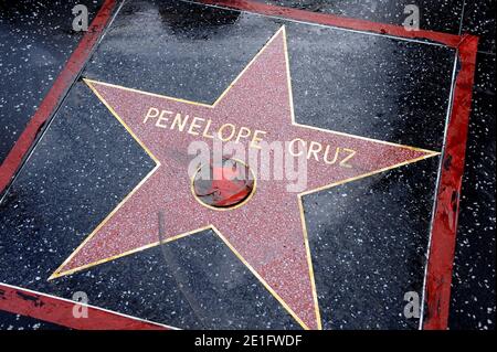 EXKLUSIV. The Making of Penelope Cruz Star auf dem Hollywood Walk of Fame befindet sich 6834 Hollywood blvd, vor dem El Capitan Theater. Los Angeles, CA, USA, März 2011. Foto von Lionel Hahn/AbacaUsa.com Stockfoto