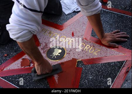 EXKLUSIV. The Making of Penelope Cruz Star auf dem Hollywood Walk of Fame befindet sich 6834 Hollywood blvd, vor dem El Capitan Theater. Los Angeles, CA, USA, März 2011. Foto von Lionel Hahn/AbacaUsa.com Stockfoto