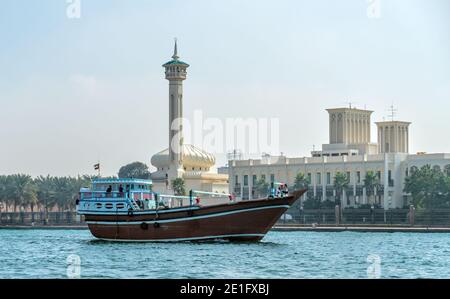 Dubai, VAE - 23. JAN 2016: Traditionelle hölzerne kleine Frachtschiffe Daus in Dubai, Deira Creek, Vereinigte Arabische Emirate Stockfoto