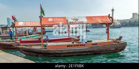 Dubai, VAE - 23. JAN 2016: Dubai Water Canal auf einem traditionellen hölzernen Abra. Wassertaxi traditionelle arabische Boote, RTA Abra Wassertaxi-Station in Deira, Stockfoto