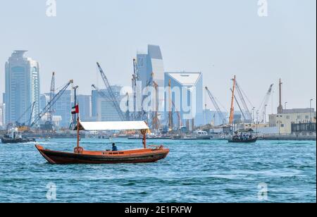 Dubai, VAE - 23. JAN 2016: Abra-Fahrt im Dubai Water Canal Stockfoto